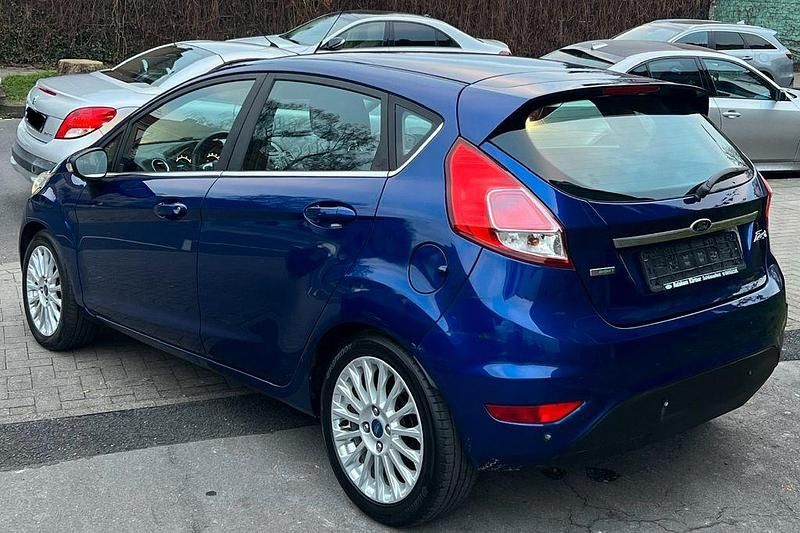Gebraucht Ford Fiesta Titanium 125 PS (91 kW) 2014 Indicblau metallic Kleinwagen