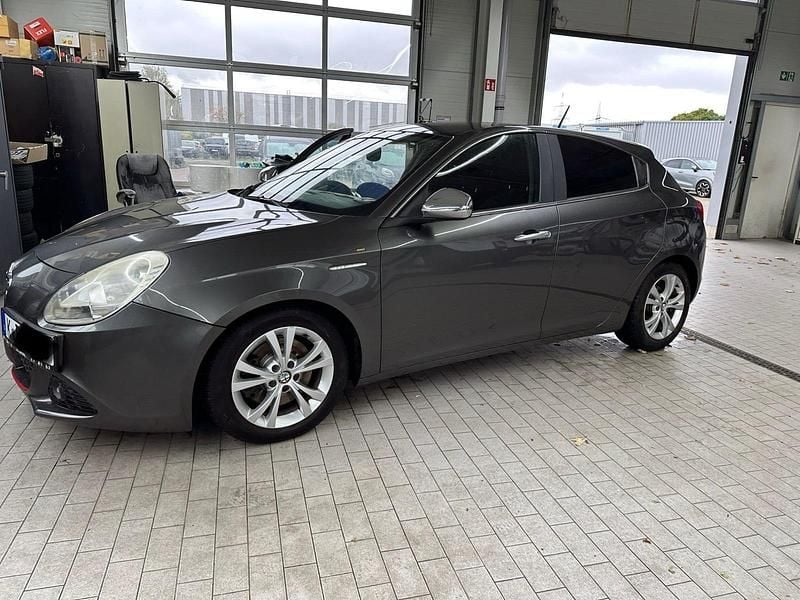 Grau Gebraucht 2010 Alfa Romeo Giulietta Kleinwagen | 3.499 € (Guter Preis) - Bild 1/4