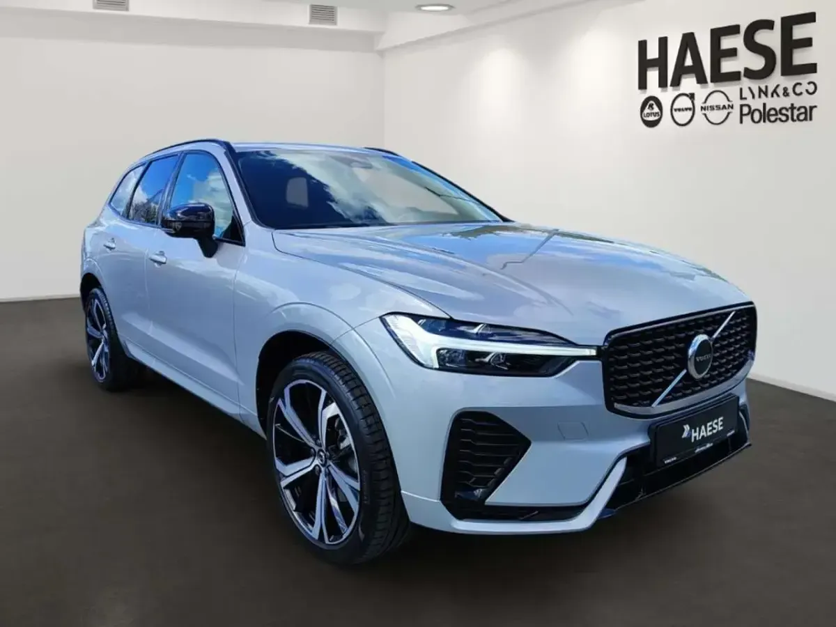Gebraucht Volvo XC60 Plus 197 PS (144 kW) 2023 Silver dawn metallic / metalli SUV