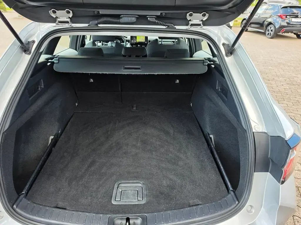 Gebraucht Toyota Corolla Basis 122 PS (89 kW) 2019 Platinsilber metallic Limousine