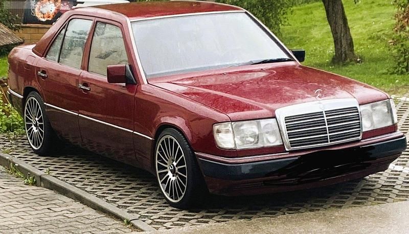 Gebraucht Mercedes E220 150 PS (110 kW) 1992 Rot Limousine