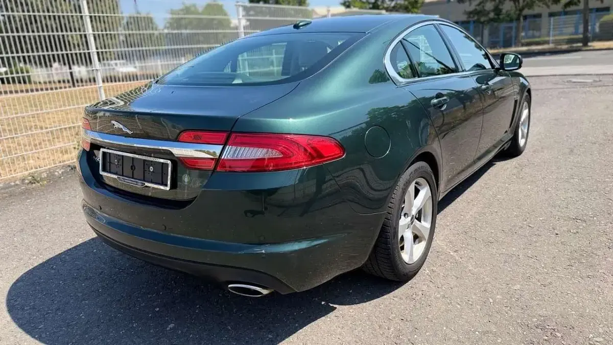 Gebraucht Jaguar XF 190 PS (139 kW) 2012 Taiga green Limousine