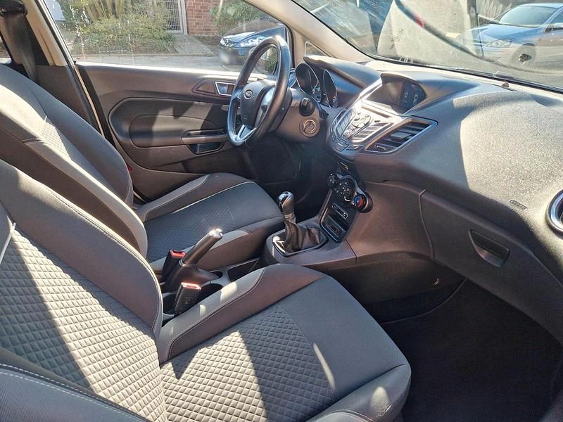 Gebraucht Ford Fiesta 101 PS (74 kW) 2016 Weiß Limousine