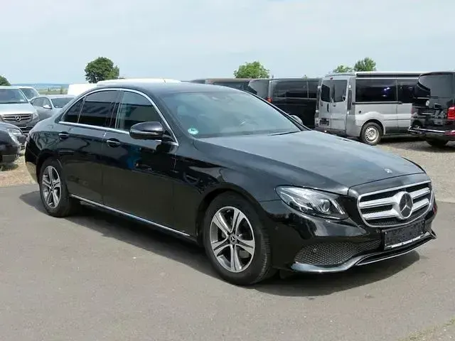 Gebraucht Mercedes E220 Avantgarde 194 PS (142 kW) 2018 Obsidianschwarz  metalliclack Limousine