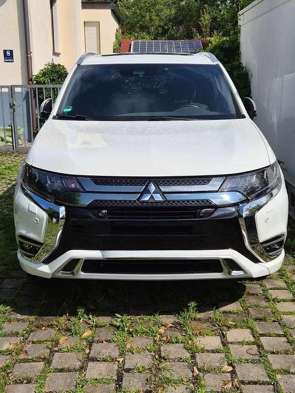 Weiß Gebraucht 2019 Mitsubishi Outlander P-HEV Top SUV | 19.500 € (Superpreis) - Bild 1/4