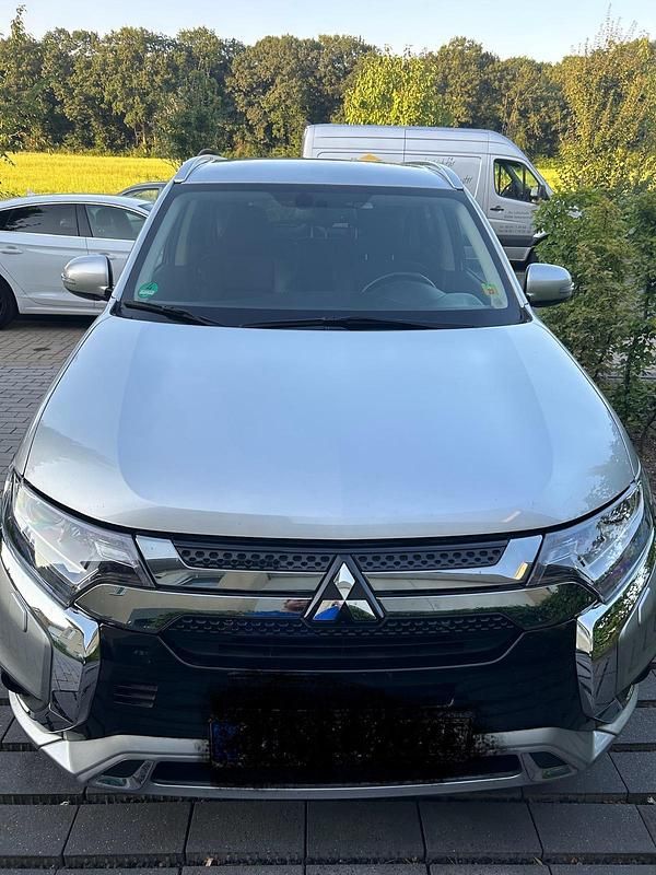 Silber Gebraucht 2021 Mitsubishi Outlander P-HEV SUV | 25.500 € (Fairer Preis) - Bild 1/4