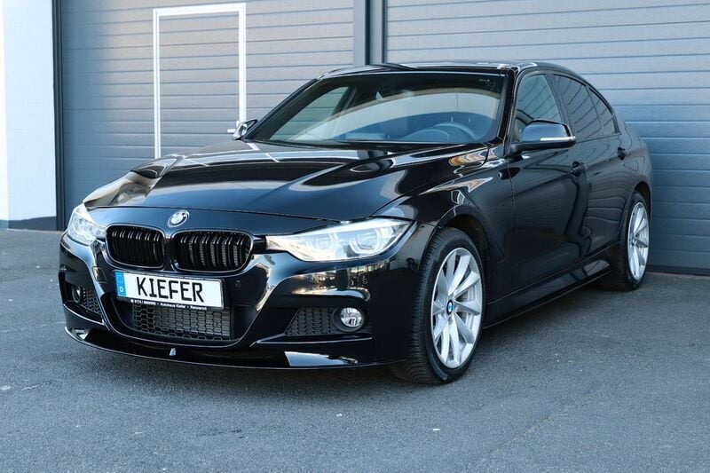 Black sapphire metallic (475) Gebraucht 2017 BMW 330 Performance Limousine | 19.950 € (Superpreis) - Bild 1/4