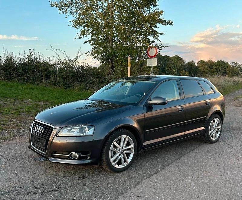 Grau Gebraucht 2011 Audi A3 Kleinwagen | 7.400 € (Fairer Preis) - Bild 1/4