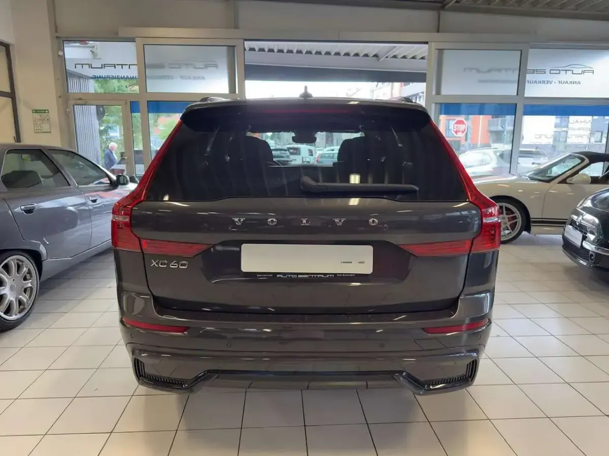 Gebraucht Volvo XC60 R-Design 197 PS (144 kW) 2021 Platinum grey / metallic SUV