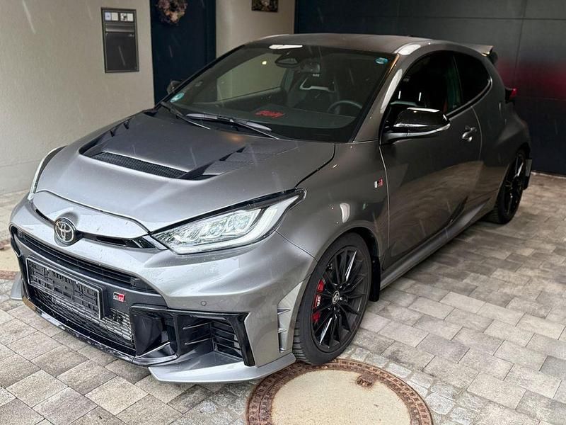 Silber Gebraucht 2024 Toyota Yaris Limousine | 55.555 € - Bild 1/4