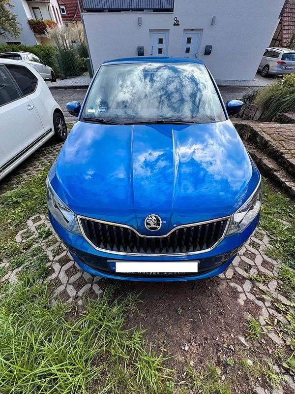 Blau Gebraucht 2018 Skoda Fabia Ambition Kleinwagen | 9.800 € (Fairer Preis) - Bild 1/4