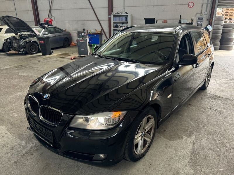 Black sapphire metallic Gebraucht 2012 BMW 318 Comfort Edition Kombi | 5.499 € (Guter Preis) - Bild 1/4