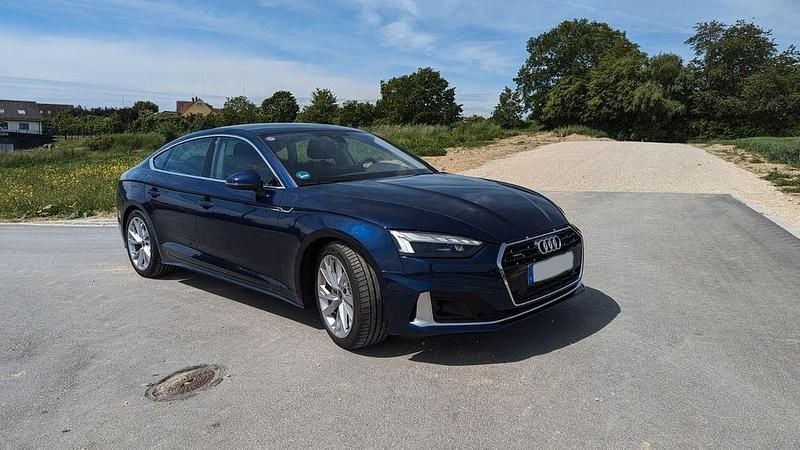 Blau Gebraucht 2022 Audi A5 Sportback Ambiente Kleinwagen | 33.999 € (Fairer Preis) - Bild 1/4