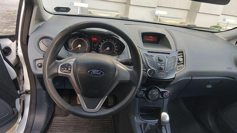 Gebraucht Ford Fiesta 82 PS (60 kW) 2011 Weiß Kleinwagen