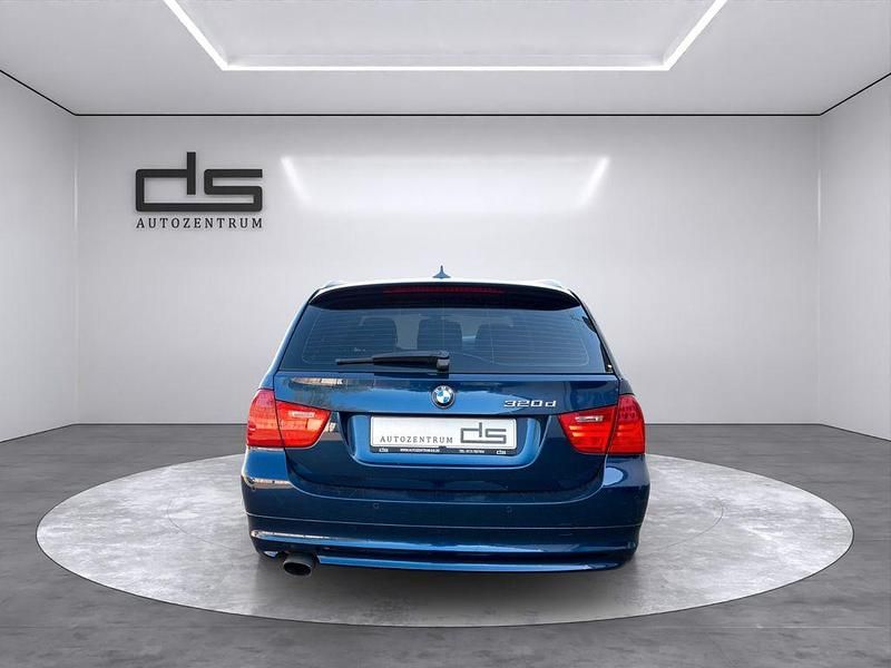 Gebraucht BMW 320 184 PS (135 kW) 2010 Blau Kombi
