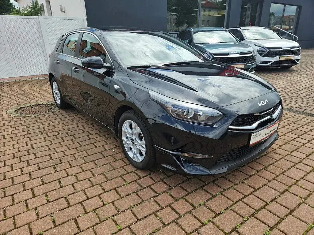 Usado Kia Ceed Comfort 140 CV (102 kW) 2025 Negro Utilitario