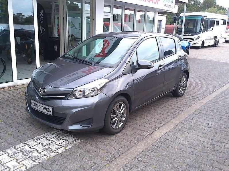 Grau Gebraucht 2014 Toyota Yaris Limousine | 6.790 € (Fairer Preis) - Bild 1/4