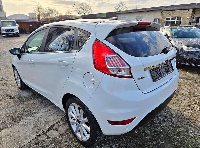 Gebraucht Ford Fiesta Titanium 101 PS (74 kW) 2016 Weiß Kleinwagen