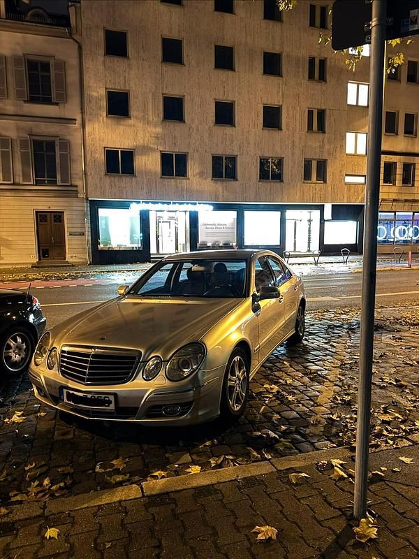 Silber Gebraucht 2007 Mercedes E220 Avantgarde Limousine | 5.400 € (Fairer Preis) - Bild 1/4