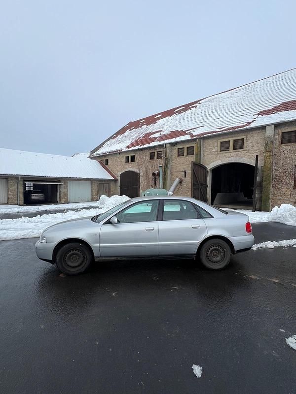 Usado Audi A4 100 CV (73 kW) 2000 Plateado Berlina