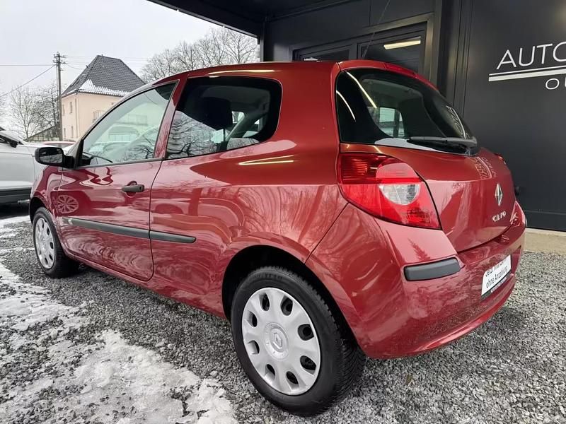 Gebraucht Renault Clio II 75 PS (55 kW) 2007 Rot metallic Kleinwagen