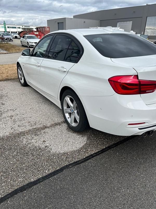Gebraucht BMW 330 Sport Line 258 PS (189 kW) 2016 Weiß Limousine