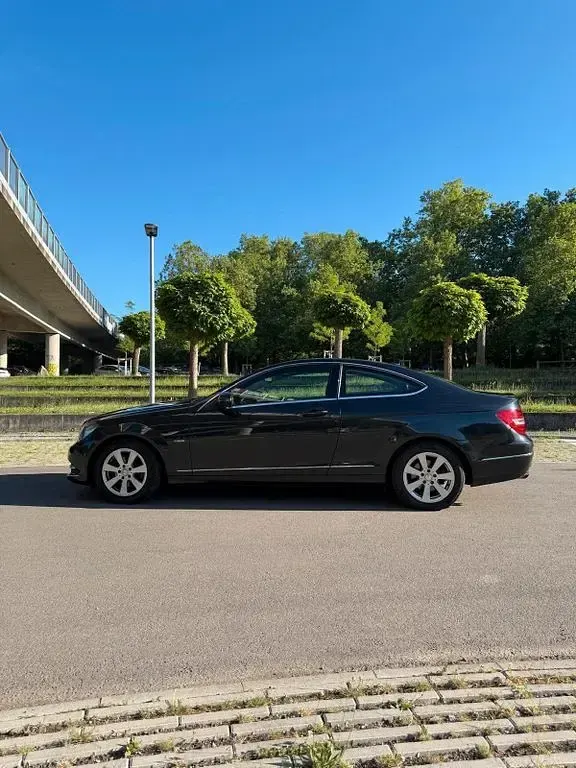 Gebraucht Mercedes C180 156 PS (114 kW) 2011 Schwarz Coupé