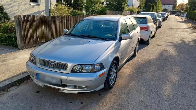 Silber Gebraucht 2004 Volvo V40 Kombi | 2.390 € (Fairer Preis) - Bild 1/4