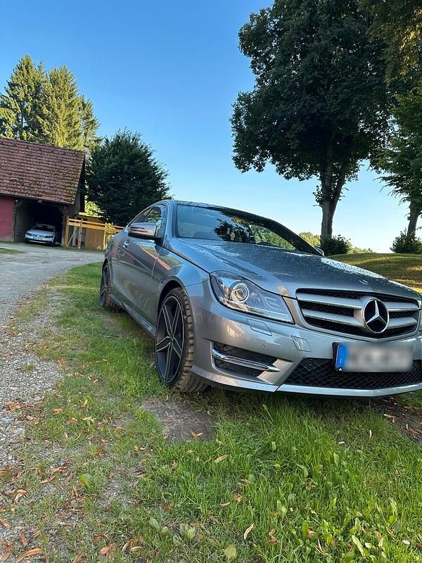 Grau Gebraucht 2013 Mercedes C250 AMG line Coupé | 12.000 € (Fairer Preis) - Bild 1/4