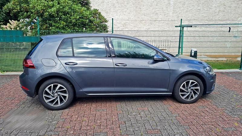 Grau Gebraucht 2017 VW Golf VII Sound Limousine | 11.400 € (Fairer Preis) - Bild 1/4