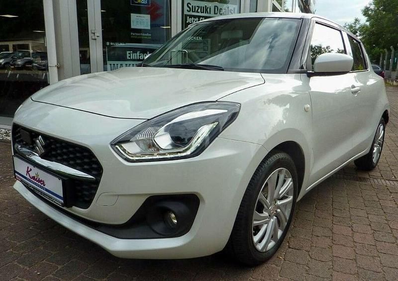 Pure white pearl metallic Gebraucht 2021 Suzuki Swift Comfort Kleinwagen | 13.390 € (Fairer Preis) - Bild 1/4