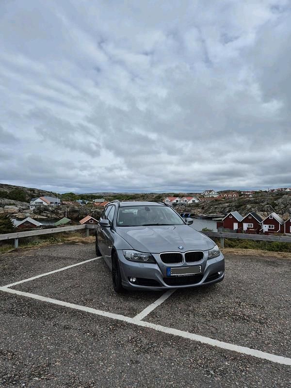 Silber Gebraucht 2009 BMW 320 Kombi | 6.800 € - Bild 1/4