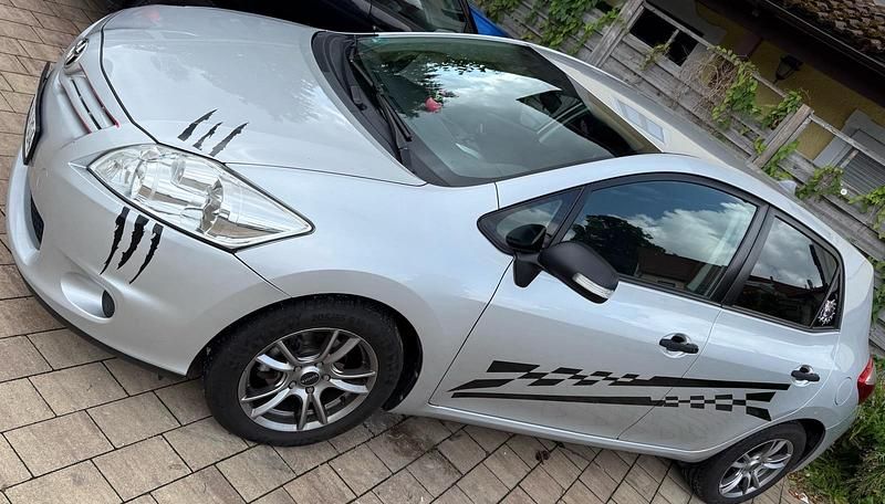 Grau Gebraucht 2011 Toyota Auris Kombi | 3.400 € (Fairer Preis) - Bild 1/4