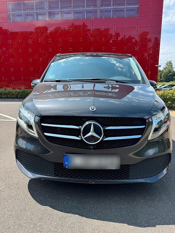 Schwarz Gebraucht 2022 Mercedes V300 Van / Kleinbus | 52.400 € (Fairer Preis) - Bild 1/4