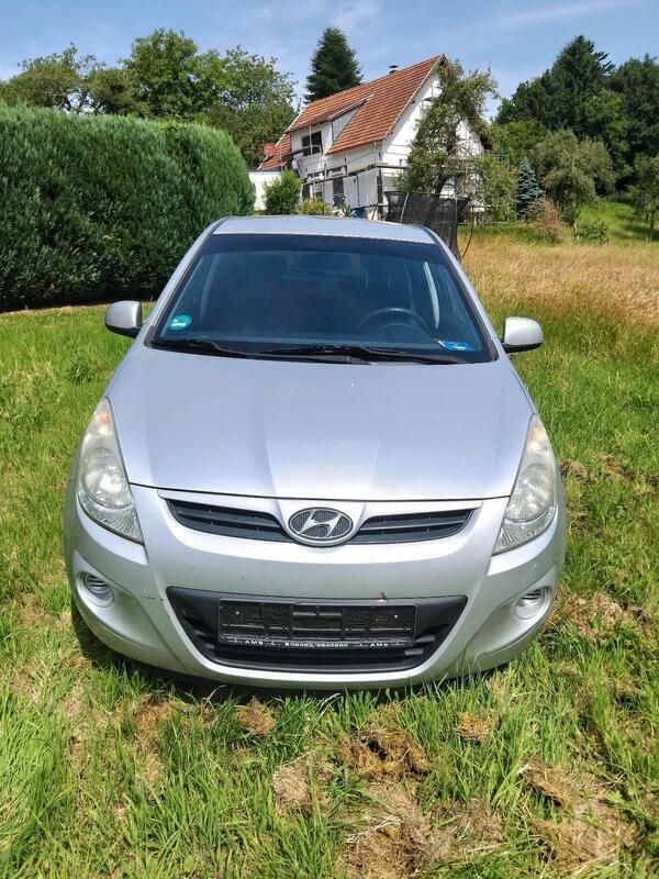 Grau Gebraucht 2010 Hyundai i20 Edition+ Kleinwagen | 2.540 € (Fairer Preis) - Bild 1/4