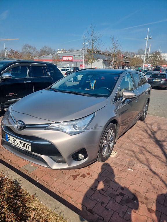 Beige Gebraucht 2015 Toyota Avensis Executive Kombi | 8.300 € (Etwas zu teuer) - Bild 1/4