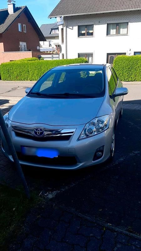 Silber Gebraucht 2011 Toyota Auris Hybrid Limousine | 6.700 € (Guter Preis) - Bild 1/4