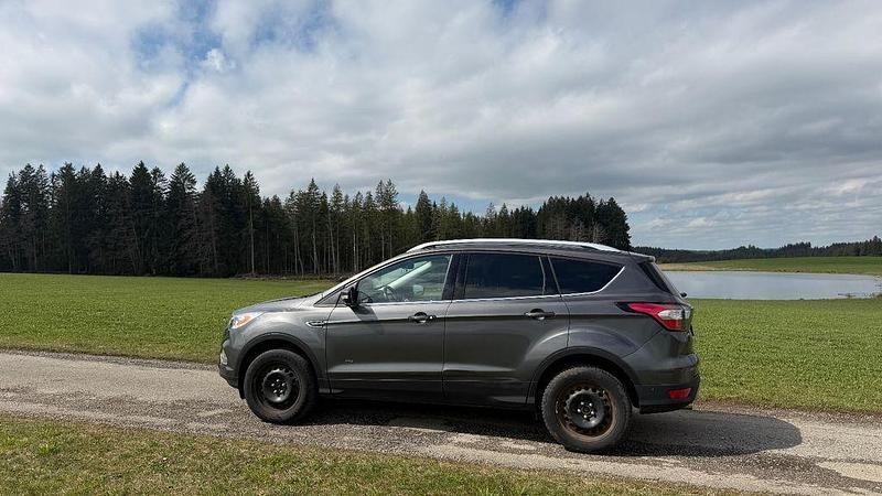Gebraucht Ford Kuga Titanium 150 PS (110 kW) 2017 Grau SUV
