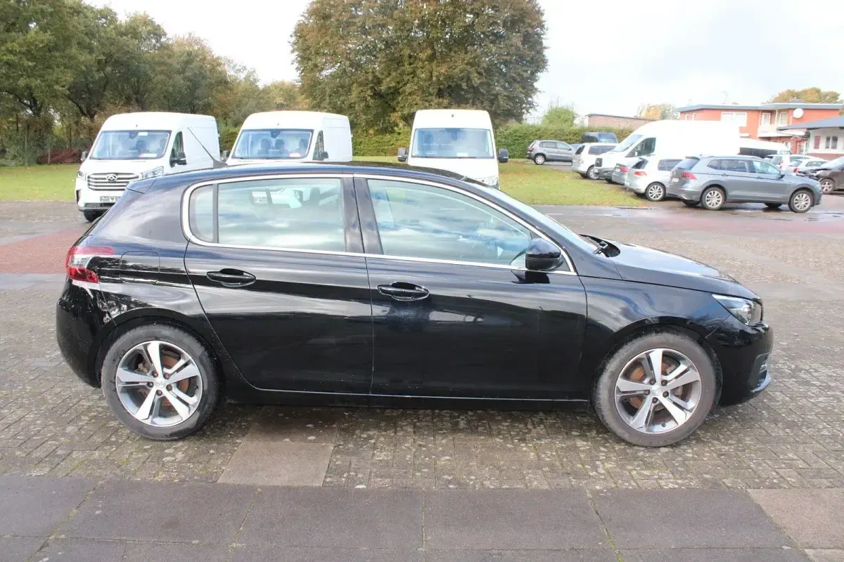 Gebraucht Peugeot 308 Allure 131 PS (96 kW) 2018 Schwarz Limousine