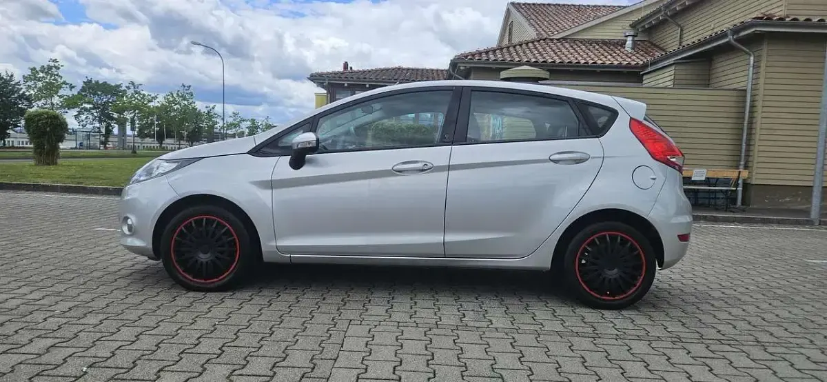 Gebraucht Ford Fiesta Trend 82 PS (60 kW) 2012 Polarsilber metallic Kleinwagen