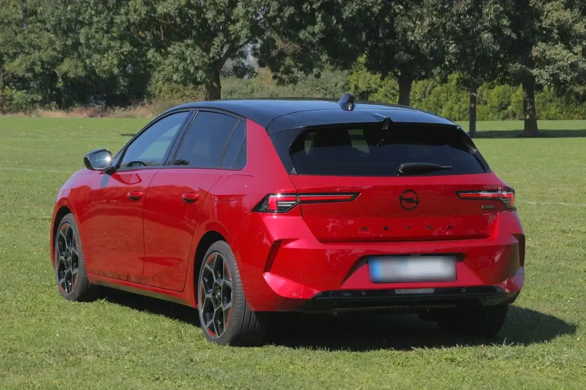 Usata Opel Astra 181 CV (133 kW) 2023 Rosso Utilitaria