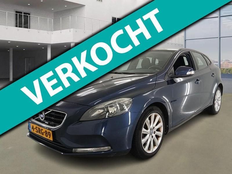 Blau Gebraucht 2012 Volvo V40 Momentum Kombi | 5.950 € (Fairer Preis) - Bild 1/4