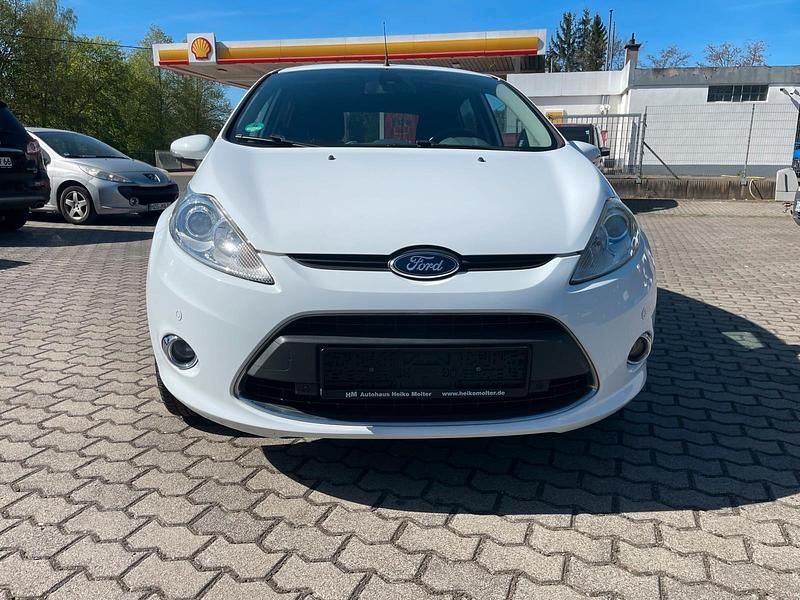 Używany Ford Fiesta Titanium 82 KM (60 kW) 2010 Biały Hatchback