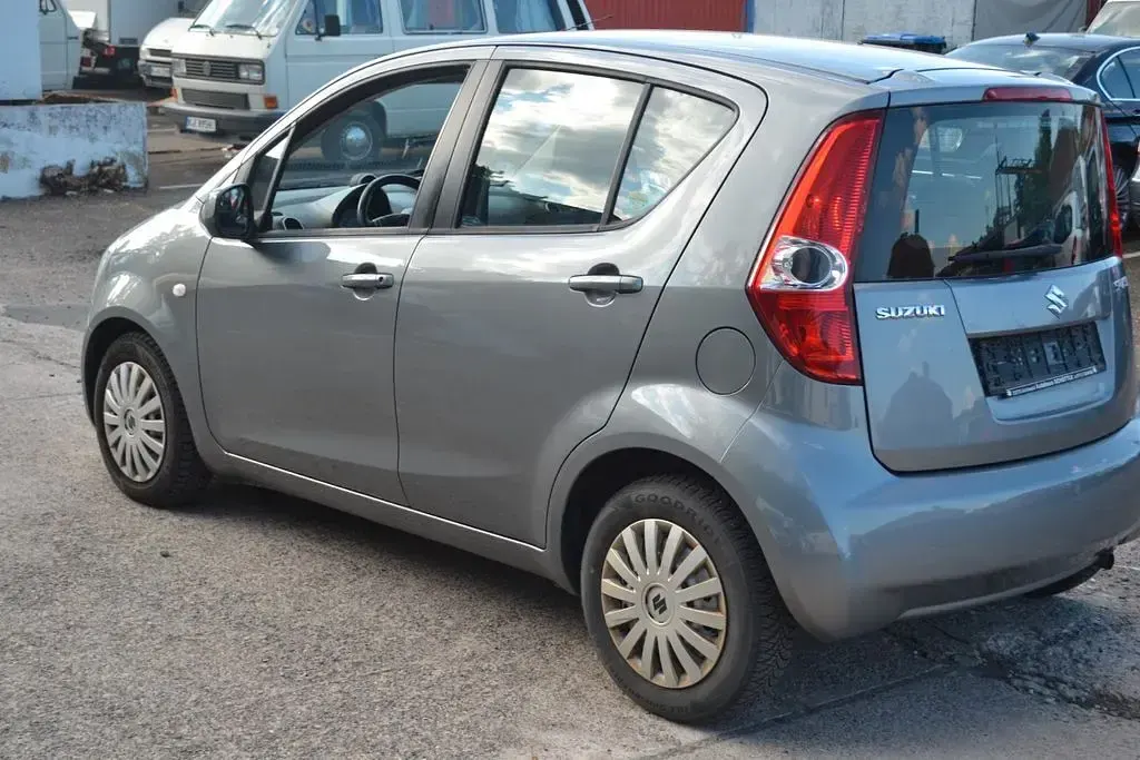 Gebraucht Suzuki Splash 94 PS (69 kW) 2011 Grau Kleinwagen