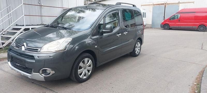 Grau Gebraucht 2014 Citroën Berlingo Exclusive Van / Kleinbus | 6.490 € (Superpreis) - Bild 1/4