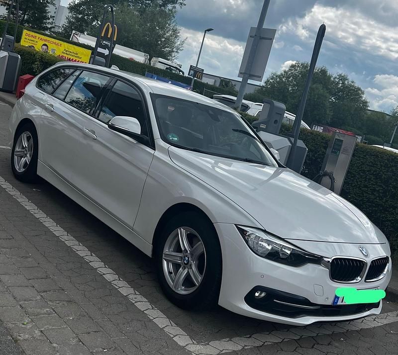 Weiß Gebraucht 2016 BMW 320 Kombi | 13.500 € - Bild 1/4