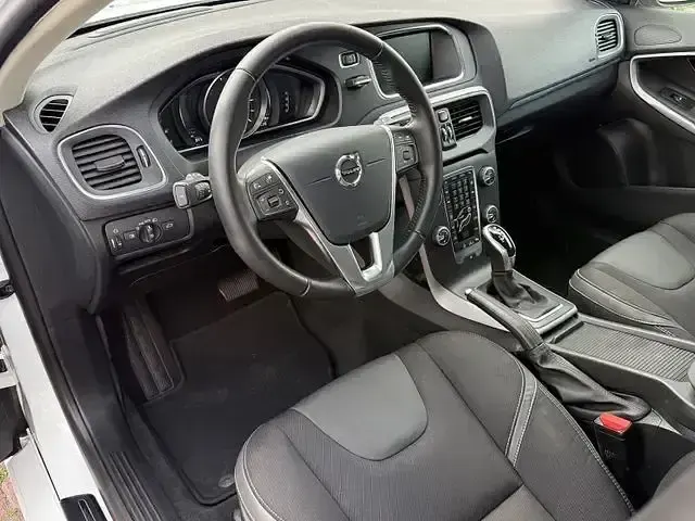 Gebraucht Volvo V40 Momentum 150 PS (110 kW) 2019 Weiß Kleinwagen