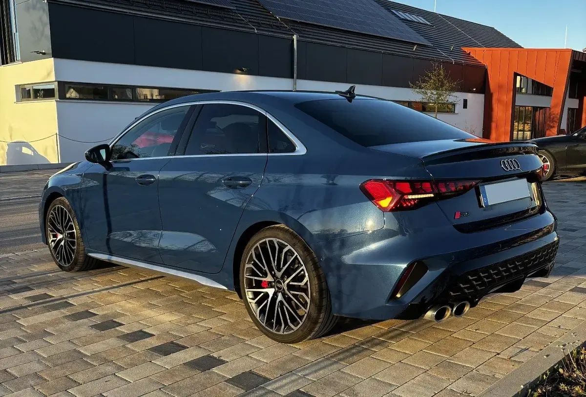 Gebraucht Audi S3 Ambiente 333 PS (244 kW) 2024 Blau Limousine