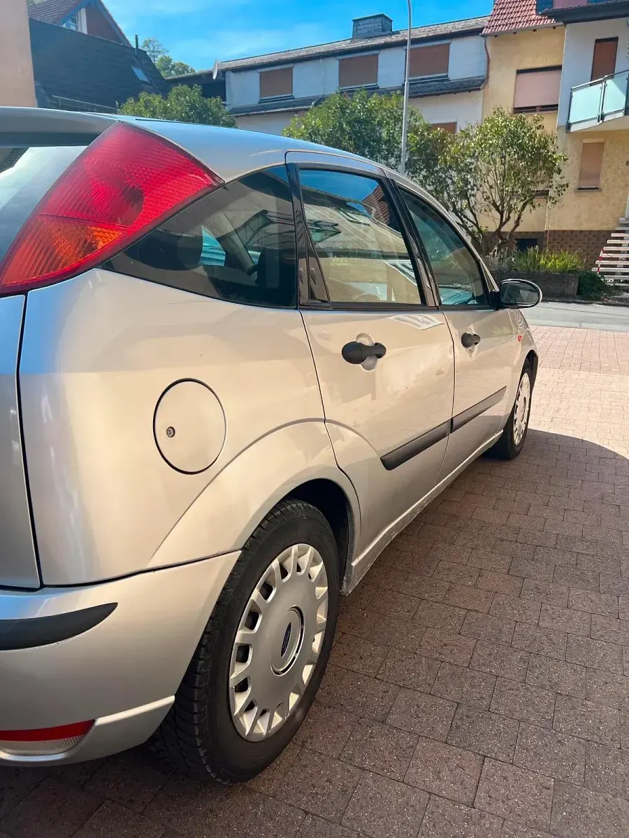 Gebraucht Ford Focus Zetec 115 PS (84 kW) 2004 Silber Limousine