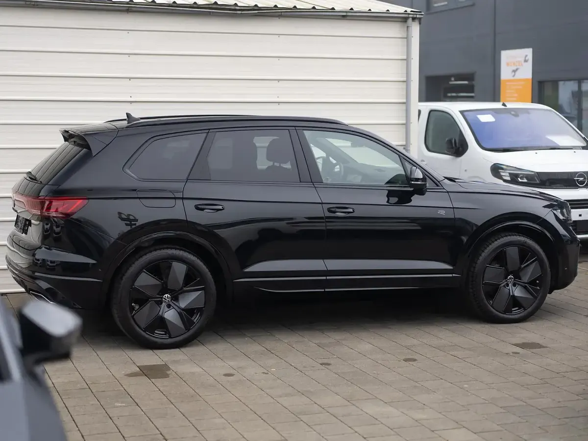 Gebraucht VW Touareg R-line 286 PS (210 kW) 2024 Grenadillschwarz metallic SUV